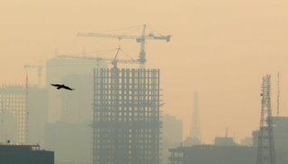 سحابة رمادية سميكة تلبّد سماء طهران لليوم الـ3 على التوالي - أرشيفية