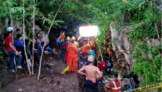 عناصر فرق الإغاثة يشاركون في عمليات إنقاذ الأشخاص العالقين داخل الكهف