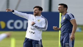 سكالوني وميسي