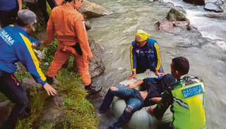 رجال الإنقاذ ينتشلون جثة أحد الضحايا