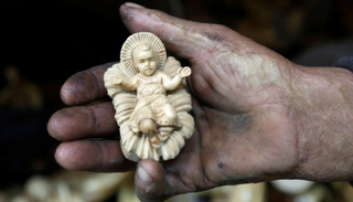 تمثال للمسيح مصنوع من شجرة معمرة