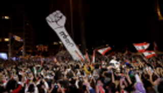 احتجاجات أمام منزل رئيس حكومة لبنان تطالب بعودة الحريري