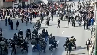 جانب من قمع المحتجين الرافضين لغلاء البنزين في إيران - أرشيفية