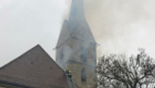 حريق يلتهم برج كنيسة سويسرية عشية احتفالات عيد الميلاد