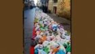 "السجادة الحمراء".. هدية الكريسماس للفقراء في سردينيا الإيطالية