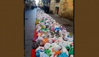 أكياس المواد الغذائية والهدايا للفقراء في سردينيا الإيطالية