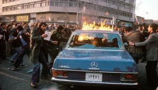 إيرانيون يهاجمون سيارة تابعة للشرطة بطهران عام 1979