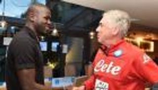 أنشيلوتي يخطط لتجديد التعاون مع صخرة نابولي