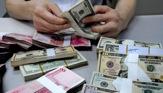 الدولار يتمسك بمكاسبه مقابل عملات منافسة