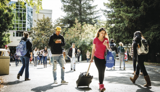 هواتف الطلبة "آلات مراقبة" في الجامعات الأمريكية - أرشيفية