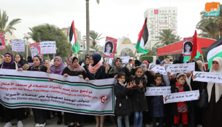 جانب من الوقفة التضامنية مع الأسيرات بسجون الاحتلال
