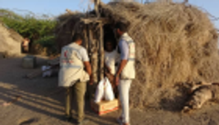 الإمارات تغيث سكان الساحل الغربي لليمن بـ114 ألف سلة غذاء