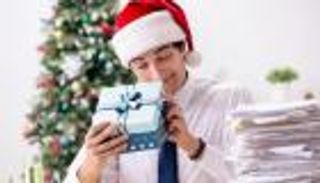 صدمة فرنسية في عيد الميلاد.. إنهم يبيعون الهدايا