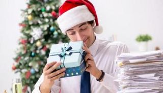 الفرنسيون يبيعون هدايا عيد الميلاد