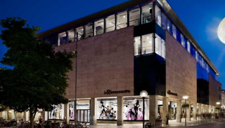 مركز تسوق لشركة "سنترال ريتيل كورب" التايلاندية