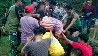 قرويون ينقلون جثة امرأة هاجمها تمساح في إندونيسيا