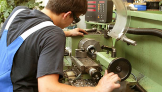 عامل في مصنع ألماني - أرشيف