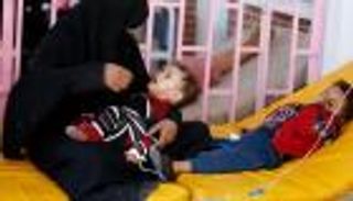 اليمن يدفع فاتورة الانقلاب الحوثي.. مجاعة وأمراض واحتجاز مساعدات