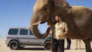 بالفيديو.. بنزيمة يمازح فيلا بالكرة في دبي