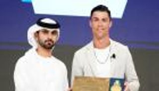 منصور بن محمد يكرم المتحدثين بمؤتمر دبي الرياضي الدولي