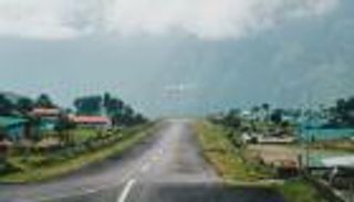 أغرب 9 مطارات في العالم