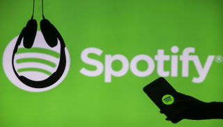 سبوتيفاي" تعلق الإعلانات السياسية 