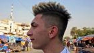 "عرف الديك" يغزو رؤوس العراقيين.. الاحتجاجات تطال قصات الشعر