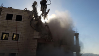 الاحتلال يهدم منزلا فلسطينيا في القدس - أرشيفية