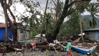 أطلال منازل دمرها إعصار "فانفون"