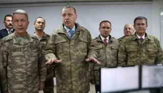 أردوغان بزي عسكري وسط مجموعه من العسكريين - أرشيفية