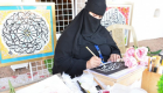 الرسم على الرمل يجذب الهواة والزوار في موسم حائل