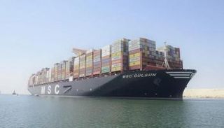 سفينة حاويات أثناء عبور قناة السويس
