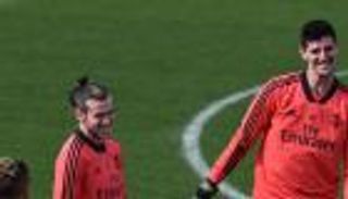 كورتوا يدافع عن بيل ويطالبه بالتحدث بالإسبانية