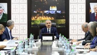 إشتية أثناء اجتماع الحكومة الفلسطينية