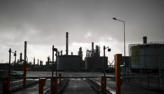 محللو النفط يتوقعون زيادة متواضعة في سعر الخام 