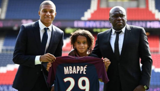 إيثان مبابي مع شقيقه كيليان ووالدهما