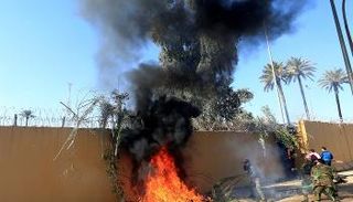 محتجون يحاولون اقتحام السفارة الأمريكية بدعم من عناصر مليشيات الحشد الشعبي