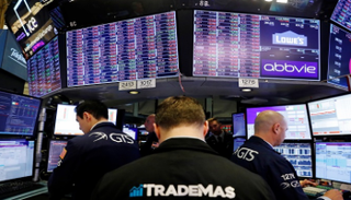 متعاملون أثناء التداول في بورصة نيويورك- رويترز