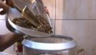 بالصور.. عشاق القهوة ومصنعوها في مصر قلقون من "اختفاء البن"