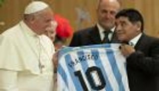 مارادونا يشيد بزيارة البابا فرنسيس للإمارات