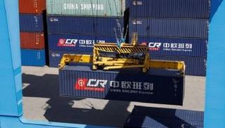  حاويات تحمل منتجات صينية - رويترز