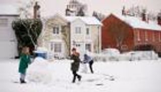 بالصور.. بريطانيا تكتسي بالأبيض في موجة ثلوج