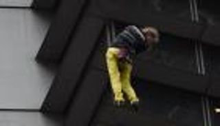 بالصور.. الفلبين تعاقب "الرجل العنكبوت" بغرامة 18 دولارا