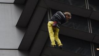 آلان روبير يتسلق برج "جي تي تاور" في مانيلا