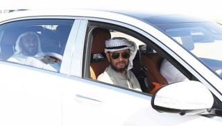 سلطان بن زايد يتابع سباق الإبل