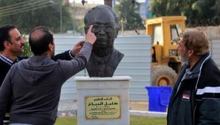 تمثال كامل الدباغ داخل حديقة الرواد