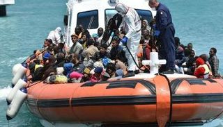 زورق يقل مهاجرين غير شرعيين - أرشيفية