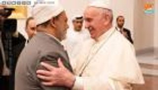 شيخ الأزهر يلتقي البابا فرنسيس في مطار أبوظبي