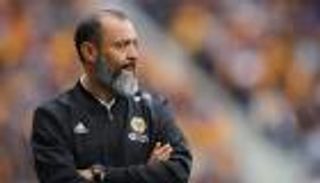 مدرب ولفرهامبتون لا يتفاءل بالقطط السوداء رغم الفوز على إيفرتون