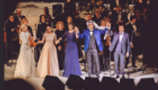 بالصور.. أندريا بوتشيلي يتألق بالزي السعودي في مهرجان طنطورة